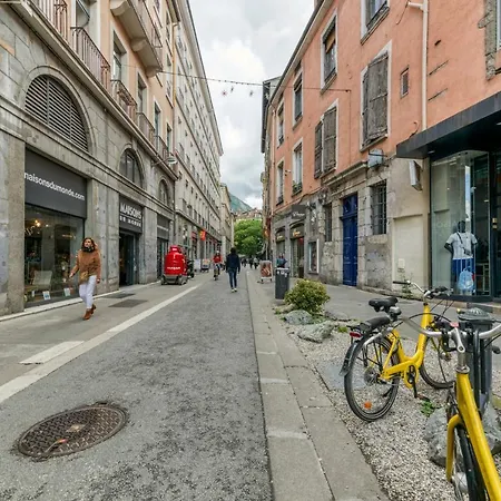 Apartment L'elegance- Centre Historique- Confort- Netflix- Marche Frais Et Local *