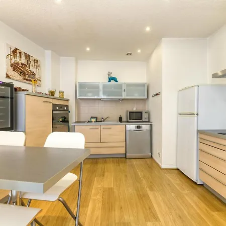 Apartment L'elegance- Centre Historique- Confort- Netflix- Marche Frais Et Local *